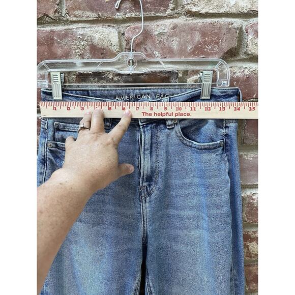 AMERICAN EAGLE AE Light Wash Denim Stretch Curvy Mom Jean Size 4 Short - Picture 4 of 9